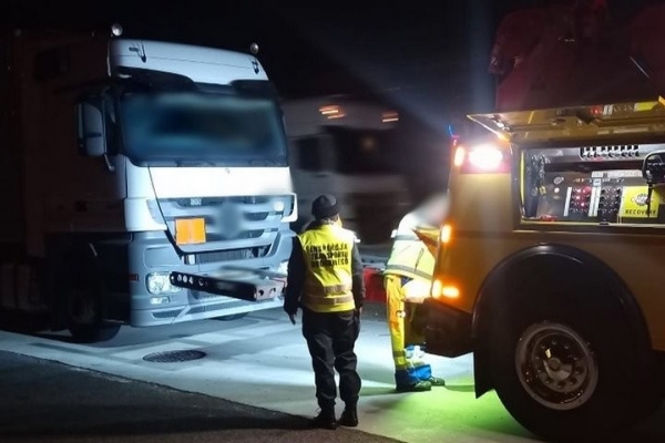 В Польше задержали две фуры из Беларуси со знаком опасного груза В Польше задержали две фуры из Беларуси со знаком опасного груза