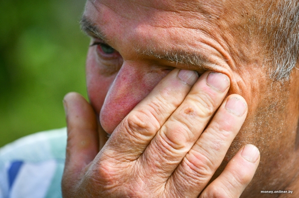 Собирает чернику, завел козу. История белоруса, который в 66 лет остался один с четырьмя детьми Собирает чернику, завел козу. История белоруса, который в 66 лет остался один с четырьмя детьми