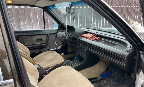 Редкий Audi 100 второго поколения продают в отличном состоянии. Сколько стоит?