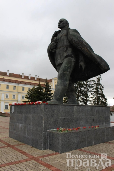 В Пинске в день рождения Ленина почтили память вождя мирового пролетариата
