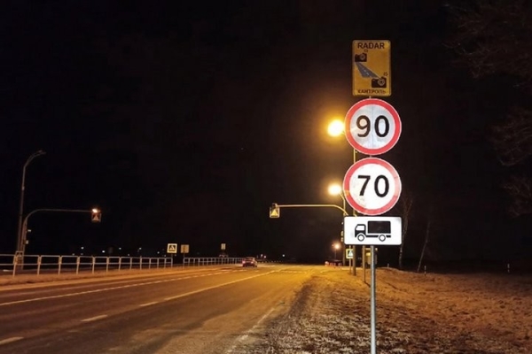 На трассе Р23 расчехлили дорожные знаки, предупреждающие о камерах средней скорости. Фотофакт