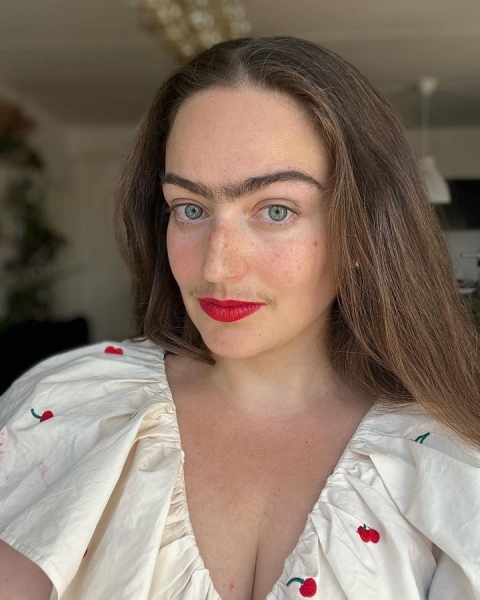 7 фото учительницы, которая отказывается сбривать волосы на лице