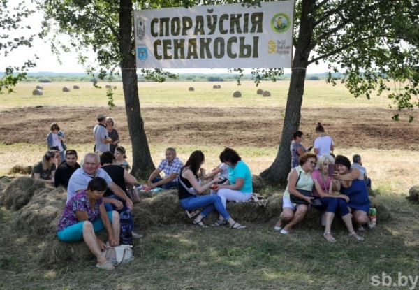 Ручное сенокошение и футбол на болоте: чем еще удивит фестиваль в Брестской области