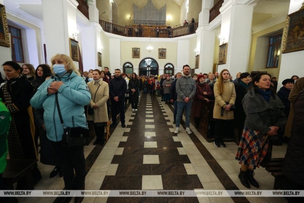 Католики празднуют Светлое Христово Воскресение Католики празднуют Светлое Христово Воскресение