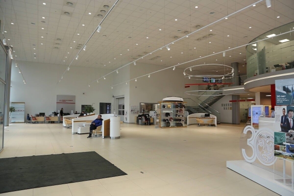 Машины без ценников и пустые автосалоны. Какие иномарки остались в Беларуси спустя неделю