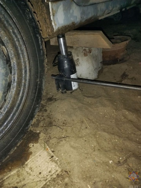 Renault Scenic упал на 56-летнего мужчину во время ремонта