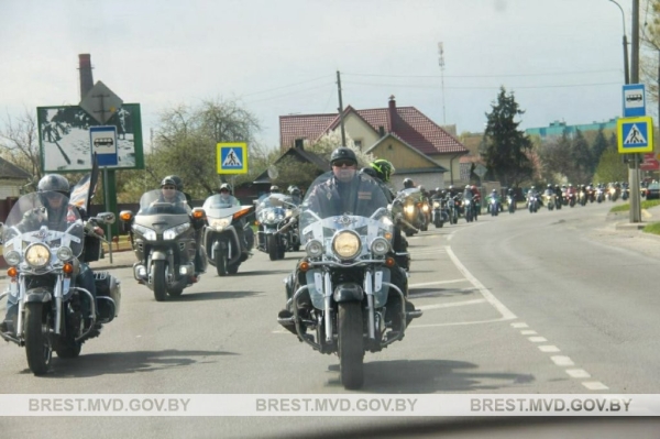 Байкеры в сопровождении ГАИ официально открыли мотосезон в Пинске Байкеры в сопровождении ГАИ официально открыли мотосезон в Пинске