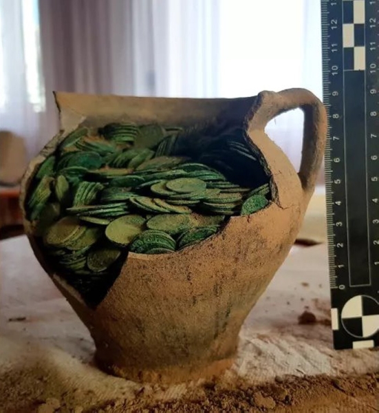 В Польше на ферме нашли клад из тысячи медных монет — им 400 лет В Польше на ферме нашли клад из тысячи медных монет — им 400 лет