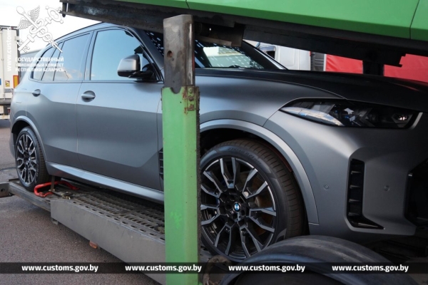 Через границу пытались провезти BMW примерно за 240 000 рублей. Стоимость оказалась занижена Через границу пытались провезти BMW примерно за 240 000 рублей. Стоимость оказалась занижена