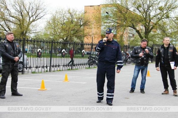 Байкеры в сопровождении ГАИ официально открыли мотосезон в Пинске Байкеры в сопровождении ГАИ официально открыли мотосезон в Пинске