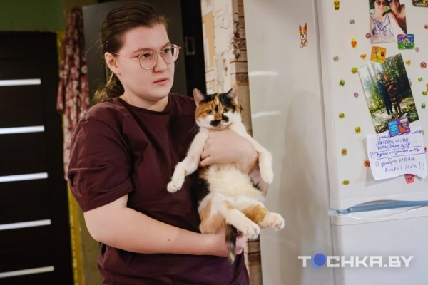 Девушка с инвалидностью спасает парализованных животных и делает им коляски