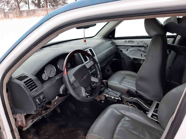 МВД продаёт ржавый Chrysler 300С, сделав уценку. Сколько было, а сколько стало?