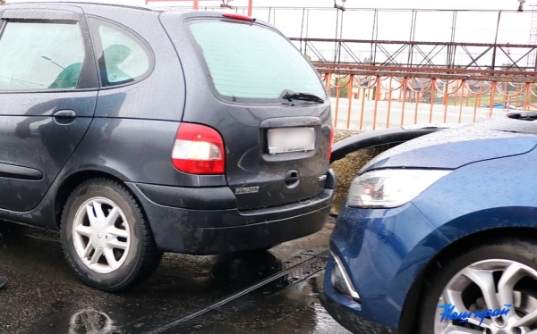 Восемь автомобилей столкнулись в Барановичах на путепроводе Восемь автомобилей столкнулись в Барановичах на путепроводе