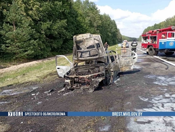 В Брестской области на ходу загорелся автомобиль