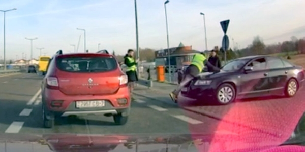На польской границе водитель Audi пытался вклиниться в очередь и усадил человека на капот
