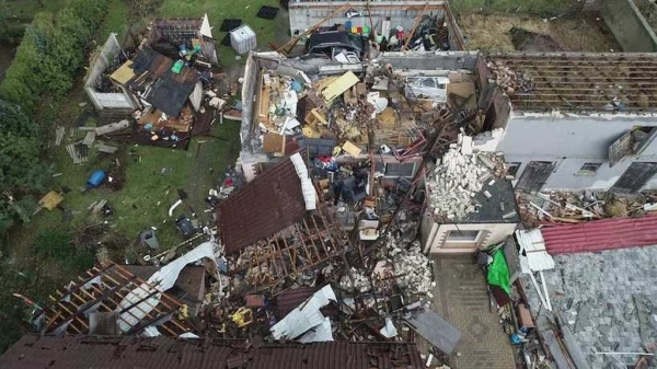 Буря в Польше крушила дома и уронила кран на стройке. Есть погибшие