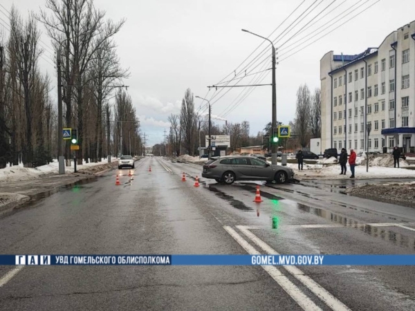 В Гомеле автомобиль вылетел на тротуар и сбил трех женщин. Опубликовано видео