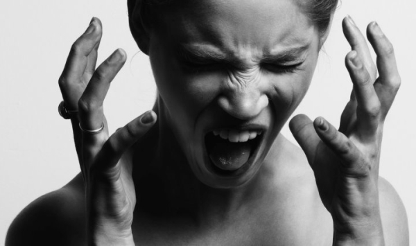 Ударила чужого ребенка, разбила лобовое стекло. Истории белорусов, которые не контролируют себя