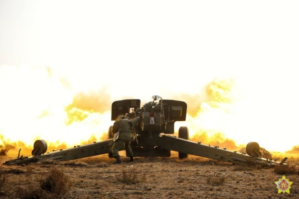 На полигоне под Брестом стреляли из гаубиц «Мста-Б» и установок «Гиацинт» На полигоне под Брестом стреляли из гаубиц «Мста-Б» и установок «Гиацинт»