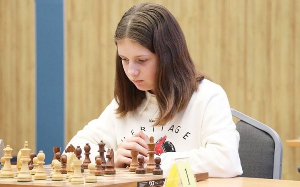 Обыграла лидера. 12-летняя шахматистка из Барановичей принимает участие в чемпионате Беларуси