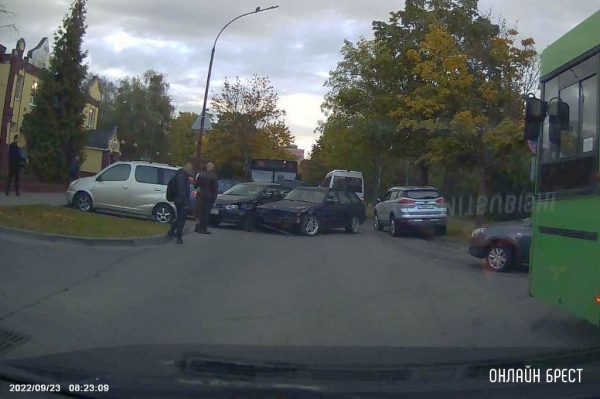 «БМВ» и «Фольксваген» столкнулись на Молодогвардейской в Бресте. Есть видео момента ДТП