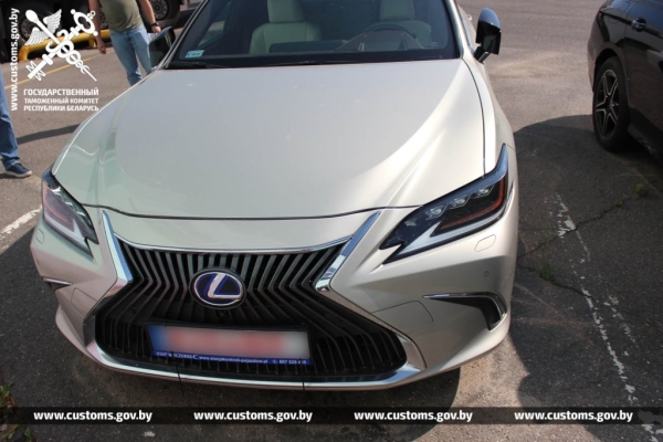 Семь недешевых авто пытались ввезти в Беларусь, занизив стоимость почти в два раза