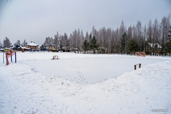«Смотрели как на чудака, а потом присоединились». Жители Колодищей сами сделали лыжную горку и каток «Смотрели как на чудака, а потом присоединились». Жители Колодищей сами сделали лыжную горку и каток