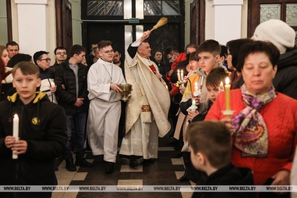 Католики празднуют Светлое Христово Воскресение Католики празднуют Светлое Христово Воскресение