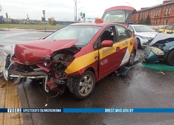 На улице Брестских Дивизий произошло ДТП с участием такси. Подробности На улице Брестских Дивизий произошло ДТП с участием такси. Подробности