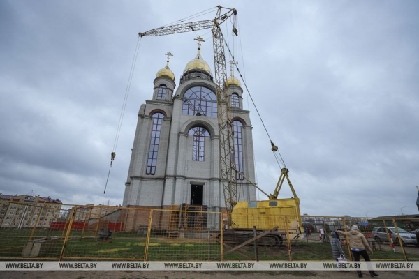 Брестчане идут в храмы, несут пасхальные куличи и крашеные яйца
