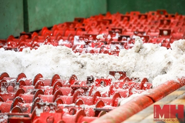 Приезжает в среднем по 70 машин снега в сутки. Как в столице плавят сугробы