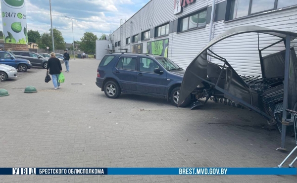 В Пинске пьяный бесправник перепутал педали. Бокс для тележек упал на женщину
