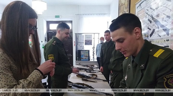 Выставку «Дембельский альбом» презентовали в Бресте Выставку «Дембельский альбом» презентовали в Бресте