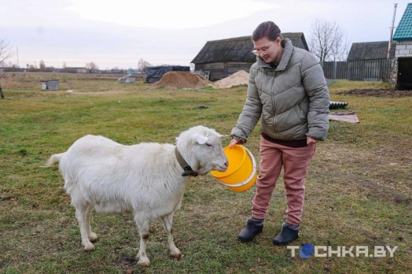 Девушка с инвалидностью спасает парализованных животных и делает им коляски