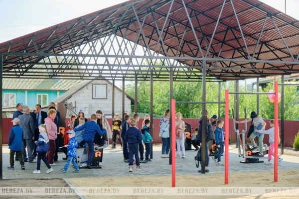 Новую детскую площадку открыли в Нарутовичах (Брестская область) Новую детскую площадку открыли в Нарутовичах (Брестская область)