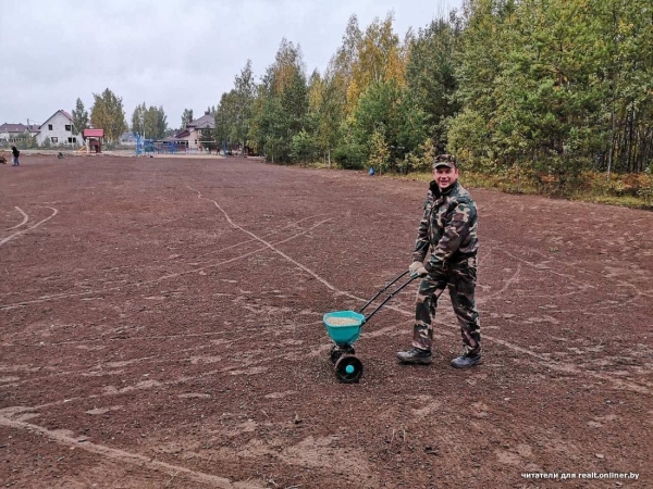 «Смотрели как на чудака, а потом присоединились». Жители Колодищей сами сделали лыжную горку и каток «Смотрели как на чудака, а потом присоединились». Жители Колодищей сами сделали лыжную горку и каток