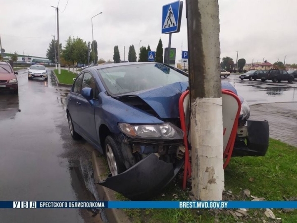 В Пинске Honda въехала в столб. Как это случилось? В Пинске Honda въехала в столб. Как это случилось?