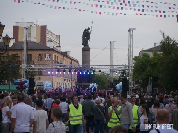 Как белорусы будут отдыхать и работать в 2024 году: календарь праздников