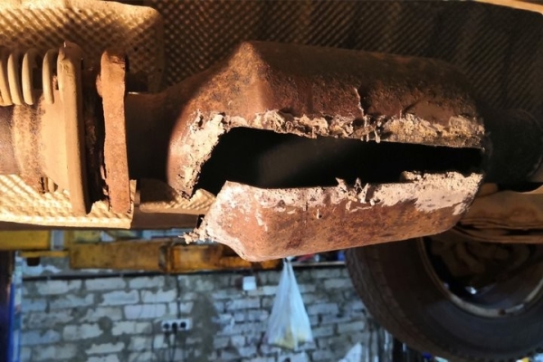 Из комиссионки вернули машину с вырезанным катализатором. Как заставить продавца ответить