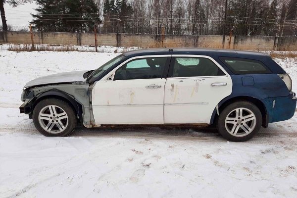 МВД продаёт ржавый Chrysler 300С, сделав уценку. Сколько было, а сколько стало?