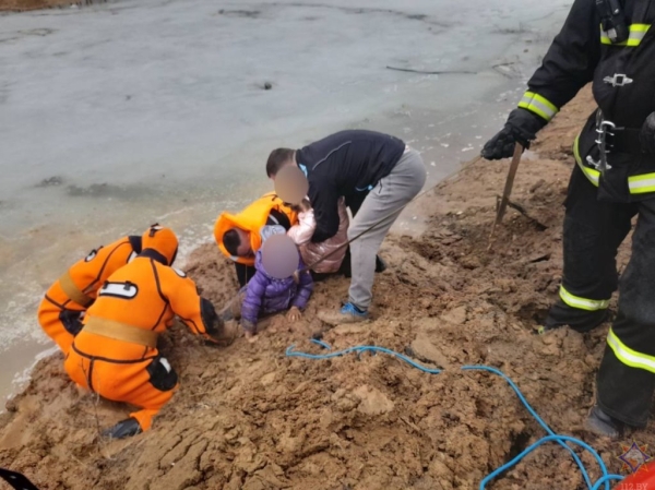В Минске работники МЧС и очевидцы спасли маленьких девочек из грязевой ловушки В Минске работники МЧС и очевидцы спасли маленьких девочек из грязевой ловушки