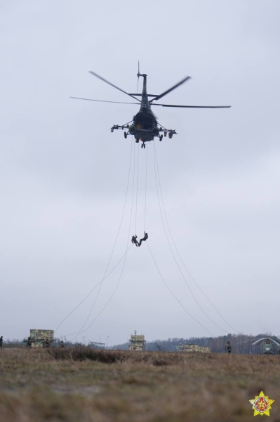 Элементы беспарашютного десантирования отработали на полигоне под Брестом