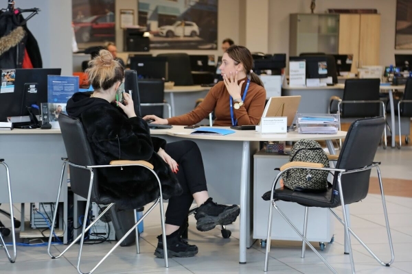 Машины без ценников и пустые автосалоны. Какие иномарки остались в Беларуси спустя неделю