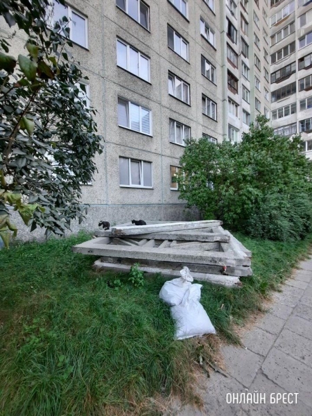 Читатель: Около 3-ёх недель назад сняли плиты, но почему-то не убрали. Брест, улица Гаврилова, 29
Читатель: Около 3-ёх недель назад сняли плиты, но почему-то не убрали. Брест, улица Гаврилова, 29