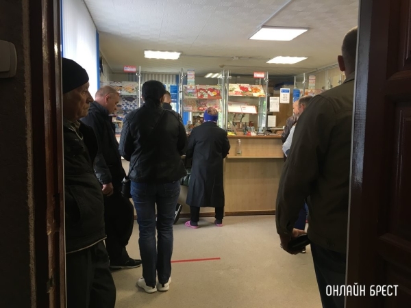 В отделениях «Белпочты» можно снять деньги с карт некоторых банков. Полный список