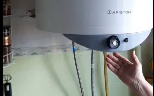 «Жить с ним можно». Жители проблемного дома в Барановичах начали устанавливать водонагревающее оборудование «Жить с ним можно». Жители проблемного дома в Барановичах начали устанавливать водонагревающее оборудование