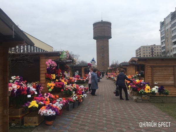 В Бресте на 26 городских площадках проводятся ярмарки по продаже искусственных цветов. Цены В Бресте на 26 городских площадках проводятся ярмарки по продаже искусственных цветов. Цены