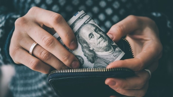 Мужчина нашел в урне $100 и забрал себе. Получил уголовку и штраф в 2000 рублей Мужчина нашел в урне $100 и забрал себе. Получил уголовку и штраф в 2000 рублей