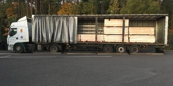 Совершенно новый вид контрабанды: белорус спрятал и повез в Литву 16 тонн брикета. А таможенники рассчитывали на контрабанду сигарет Совершенно новый вид контрабанды: белорус спрятал и повез в Литву 16 тонн брикета. А таможенники рассчитывали на контрабанду сигарет
