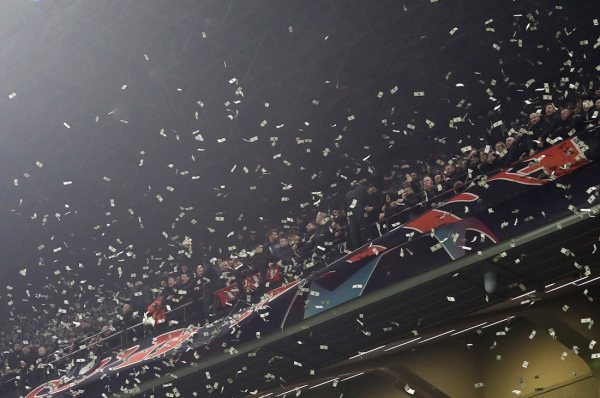 Фанаты во время матча забросали вратаря «деньгами». Что это значило? Фанаты во время матча забросали вратаря «деньгами». Что это значило?